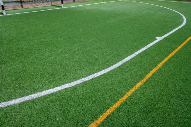 Yapay çim futbol sahasının yüzeyinin ayrıntıları.
