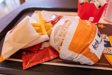 Ourense, İspanya 09: 30 2023 Çıtır tavuk burgu menüsü, Burger King bir Amerikan fast food zinciri.