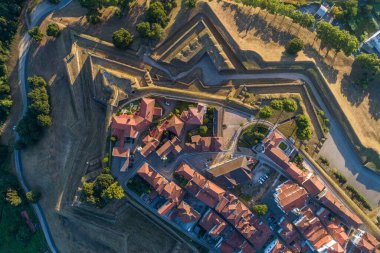 Portekiz 'in Valenca do Minho kentinin gündoğumunda zenital drone görüntüsü
