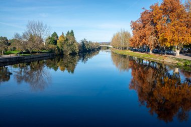 Tamega nehri, Chaves şehrinde bir sonbahar gününde. Portekiz.