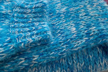 Bir elbise mağazasında mavi yün bir kazağın ayrıntıları