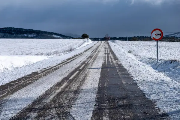 Kardan sonra yollarda kar ve buz kalıntıları var.