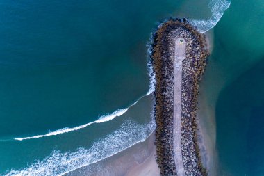 Beton blok dalgalanması için insansız hava aracı görüntüsü. Vila Praia de Ancora, Portekiz