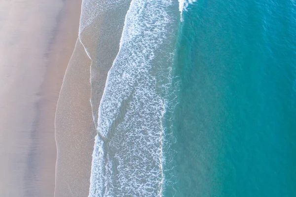 Vista Aérea Del Dron Orilla Una Playa Con Agua Turquesa — Foto de Stock