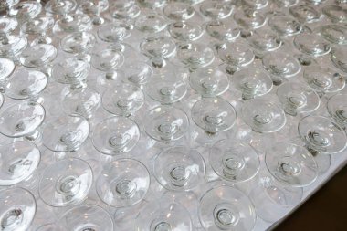 Gözlükler masanın üstüne baş aşağı konur.