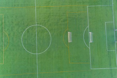 Bir futbol sahasının insansız hava aracıyla hava zenital görüntüsü
