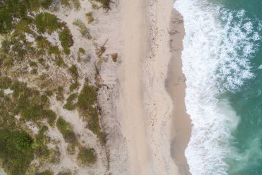 Bir plaj manzaralı hava aracı.