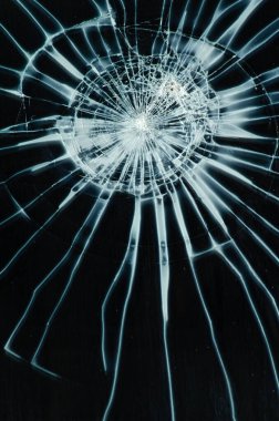 Pencere camına çarpmanın ayrıntıları, kırık cam bölme.