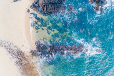 Kayalık bir sahilin hava aracı zenital görüntüsü