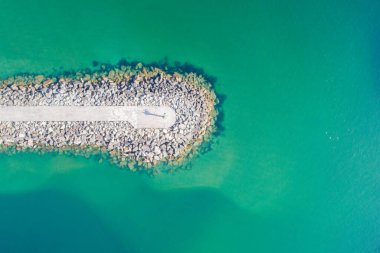 Sahildeki bir Groyne 'un havadan görünüşü, sahil güvenliği için dalgakıran..