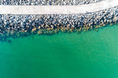 Sahildeki bir Groyne 'un havadan görünüşü, sahil güvenliği için bir dalgakıran..