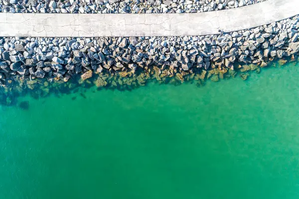 Sahildeki bir Groyne 'un havadan görünüşü, sahil güvenliği için bir dalgakıran..
