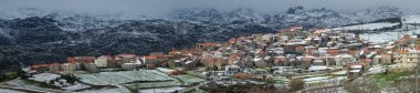 Karlı bir günde Pitoes das Junias köyünün manzarası. Peneda-Geres Ulusal Parkı. Montalegre Belediyesi. Portekiz 'in kuzeyi.