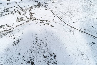 Karlı bir dağda insansız hava aracı görüntüsü, kış konseptinde ulaşım.