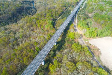 İspanya 'daki yüksek hızlı bir viyadük uçağının hava görüntüsü.