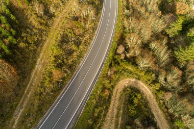 Gün batımında bir dağ yolunun insansız hava aracının hava manzarası.