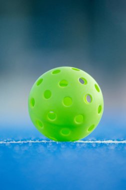 Pickleball 'un mavi sahasında yakın çekim.