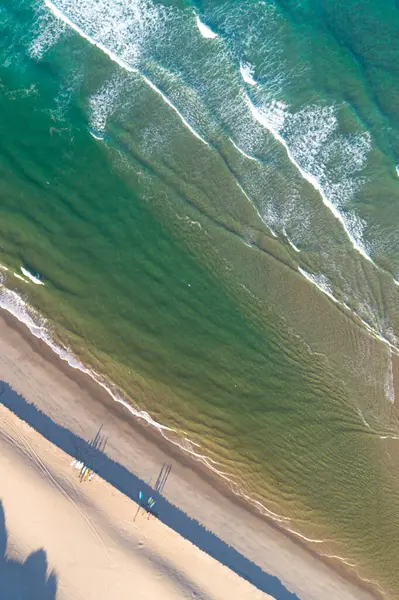 Zenithal Vista Aérea Una Playa Con Gente Tablas Surf Orilla — Foto de Stock