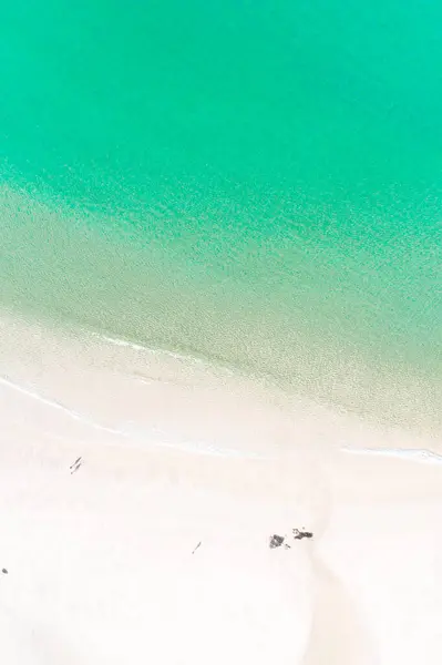 Vista Aérea Drones Costa Uma Praia Água Azul Turquesa Portugal — Fotografia de Stock