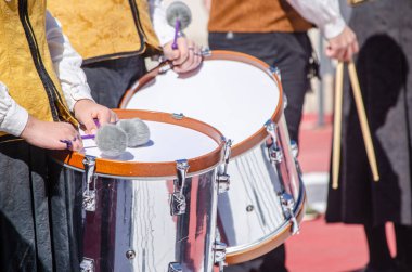 Galiçya 'da geleneksel müzik etkinliğinde vurmalı çalgıcıların kısmi görünümü