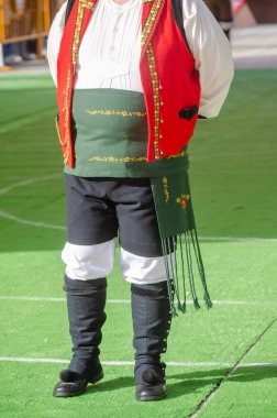 Geleneksel Galiçya kıyafeti giymiş bir adamın folklorik olaydaki kısmi görüntüsü.