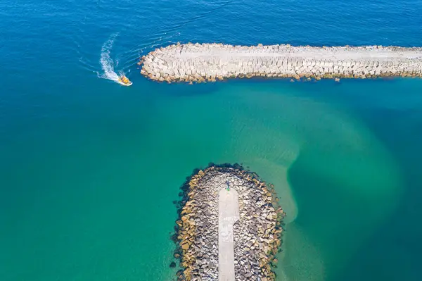 Buque Que Entra Puerto Protegido Por Rompeolas Vista Desde Dron — Foto de Stock