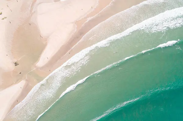 Playa Con Gente Disfrutando Del Verano Visto Desde Avión Tripulado — Foto de Stock