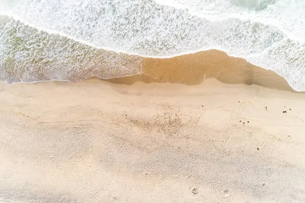 Olas Del Mar Rompiendo Orilla Una Playa Atardecer Vista Cenital — Foto de Stock