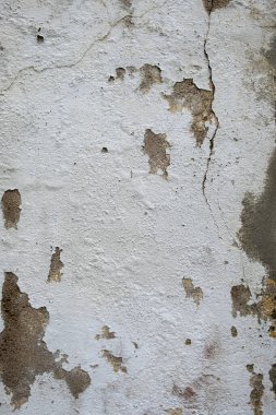 Beyaz boyalı eski duvar, hava yüzünden bozulmuştu.