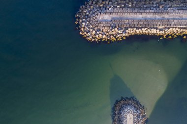 Hava aracı görüntüsü dalgakıran taşı mavi sakin denizi engelliyor