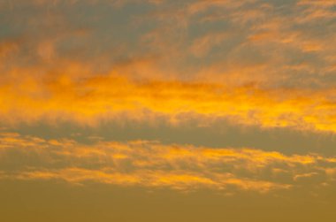 mavi gökyüzünde bulutlar ve güneş batımında Panoraması