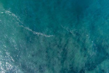 Yeşil okyanus yüzeyinin Dron hava görüntüsü