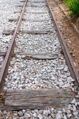 Terk edilmiş eski bir demiryolunun rayları, seçici odak