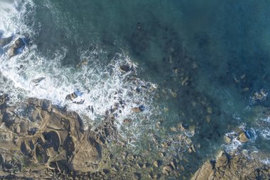 Atlantik Okyanusu 'nun kayalık kıyısındaki dalgaların hava manzarası