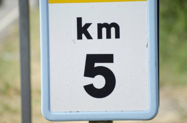 Yol tabelası 5 kilometre olduğunu gösteriyor.