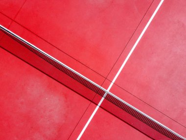 Kırmızı tenis kortunun merkezinin zenital drone görüntüsü