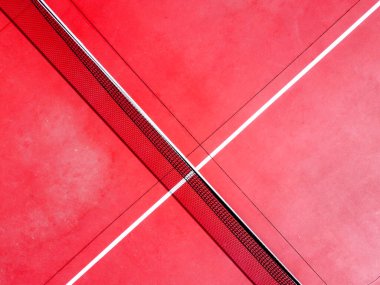 Kırmızı tenis kortunun merkezinin en üst drone görüntüsü