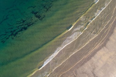 Şafak vakti turkuaz su sahilinde sörf, yaz konsepti.