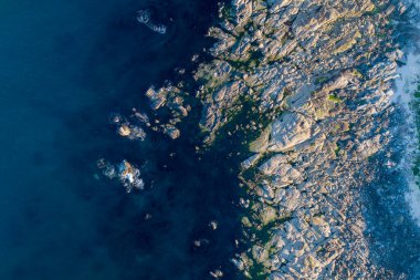Kayalıklar ve mavi turkuaz deniz üzerinde hava manzarası
