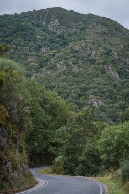 Bulutlu bir günde Ribeira Sacra 'nın manzarası. Galiçya, İspanya.