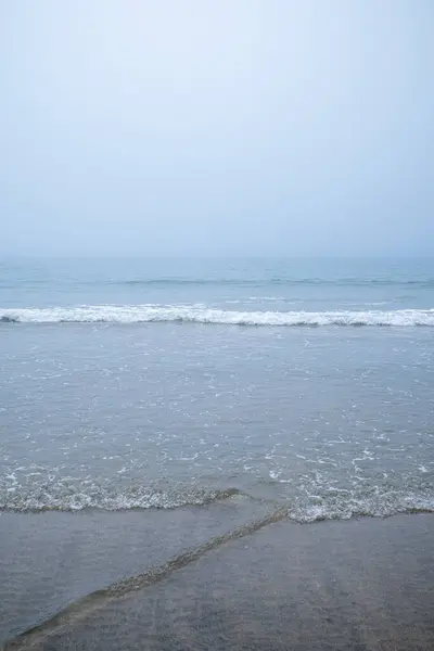 Jemné Vlny Břehu Zamračený Den — Stock fotografie