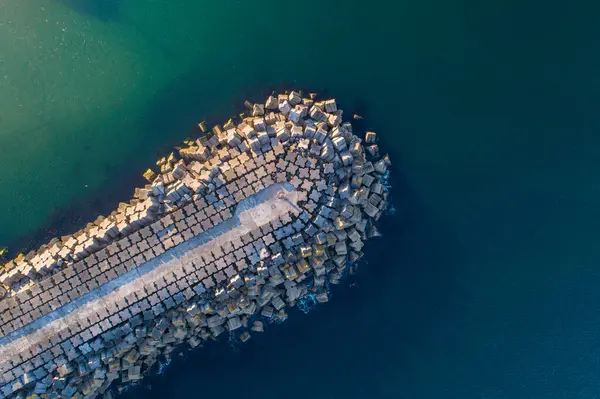 Limanın girişinde dalgakıran bariyeri, hava manzarası