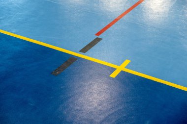 Çoklu spor sahası, yere çizgiler.