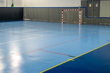 Futsal oynamak için spor salonu, mini-futbol. Futbol ya da hentbol için spor salonu.