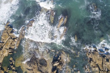 Atlantik Okyanusu 'ndaki kayalık kıyı şeridinin zenital hava aracı görüntüsü