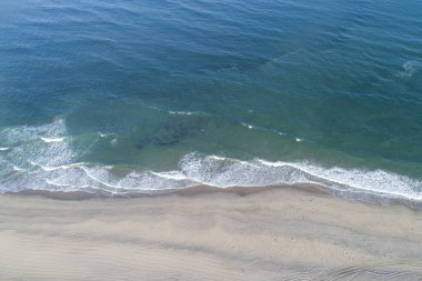 Sahildeki dalgaların havadan görünüşü.