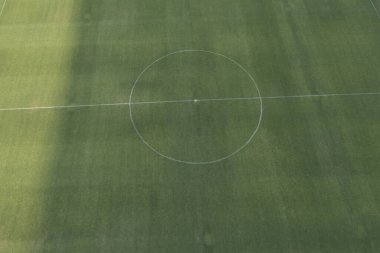 Çimen futbol sahasının merkezinin havadan görünüşü.