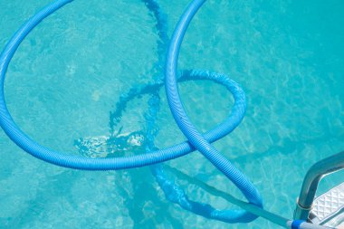 Yüzme havuzu için elektrikli süpürge hortumu, yaz mevsimi konsepti.