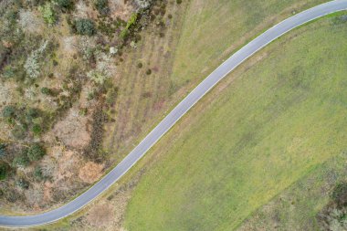Bir otoyolun havadan zenital drone görüntüsü