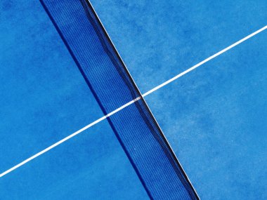 Bir raket tenis kortunun zenital hava görüntüsü